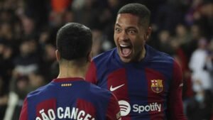 victor-roque’s-late-heroics-give-barcelona-win-over-10-man-osasuna