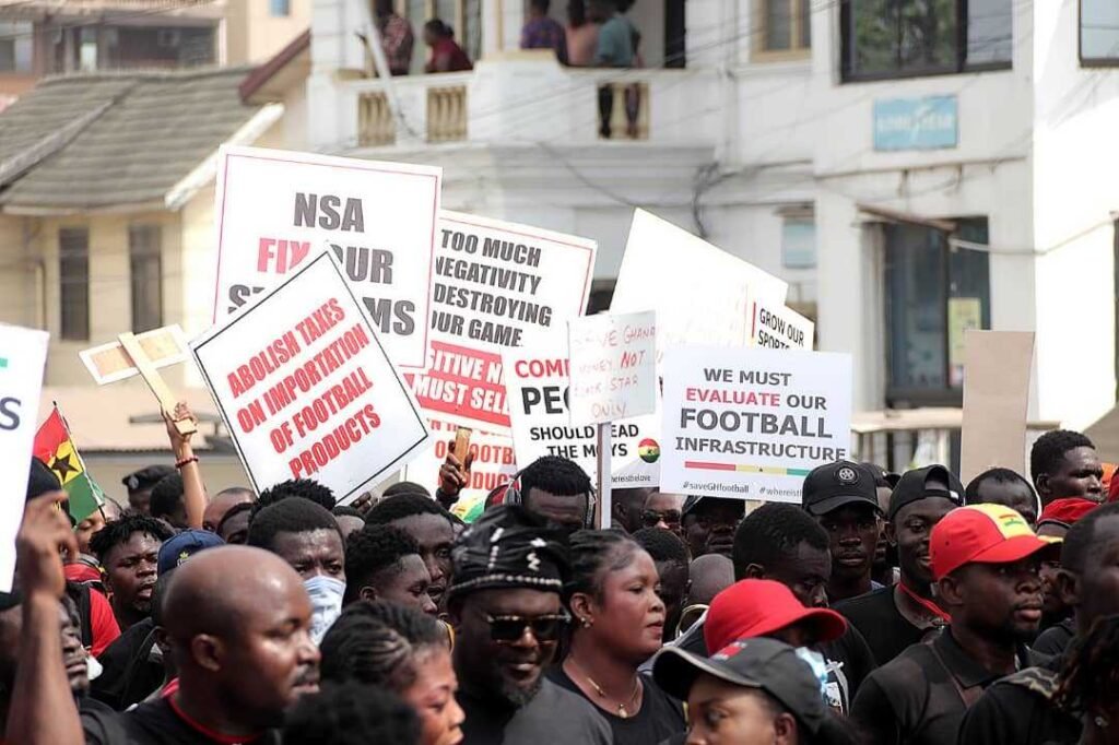 gfa-officials-booed-by-#saveghanafootball-protesters