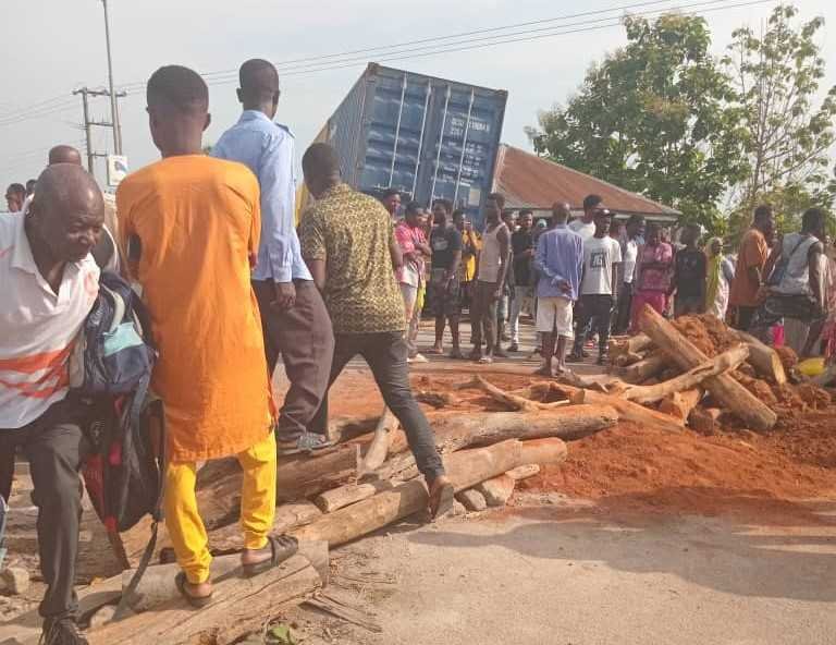 five-arrested-for-blocking-offinso-techiman-road