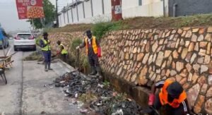 onua-fm’s-y3n-ns3mpa-team-teams-up-with-buzstop-boys-to-clean-ring-road