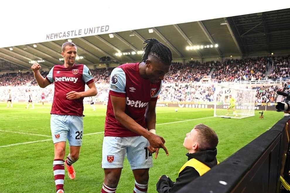 kudus-denied-stool-by-ball-boy-for-goal-celebration