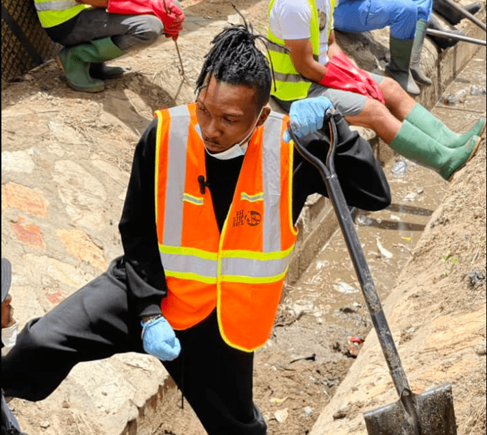 article-wan-joins-buz-stop-boys-to-clean-accra