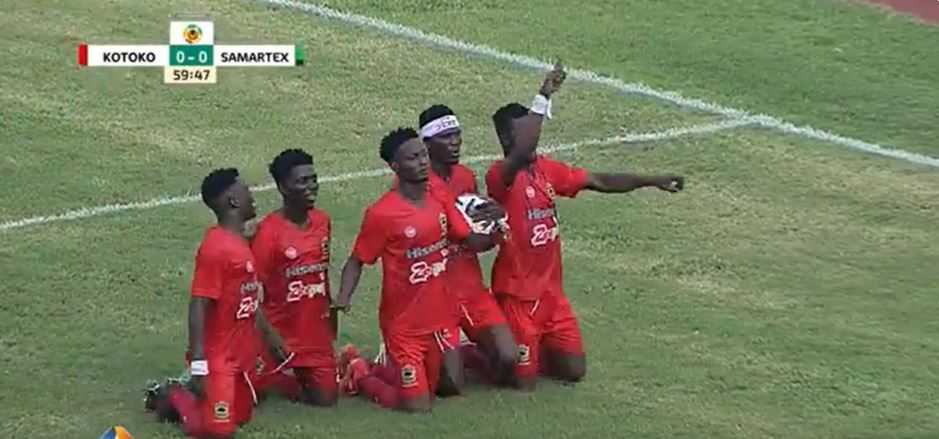 kotoko-players-fall-to-their-knees-in-apology-to-fans-during-samartex-match