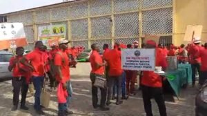 over-300-mine-workers-picket-lands-ministry