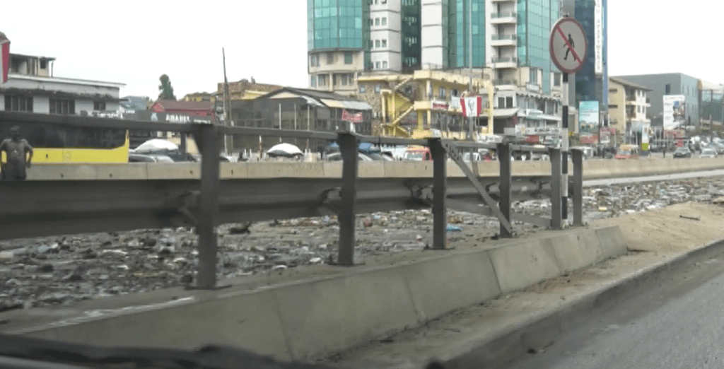 heavy-downpour-throws-up-waste-from-odaw-river,-leaves-‘filthy’-spectacle-at-nkrumah-interchange