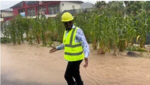 wr:-dep-minister-defies-heavy-rain,-inspects-ongoing-drainage,-road-projects-in-kwesimintsim