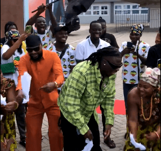 video:-stonebwoy-dances-borborbor-to-celebrate-his-second-aoty-award