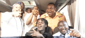 bawumia-spotted-jamming-to-king-paluta’s-‘aseda’-with-the-artiste-in-a-bus