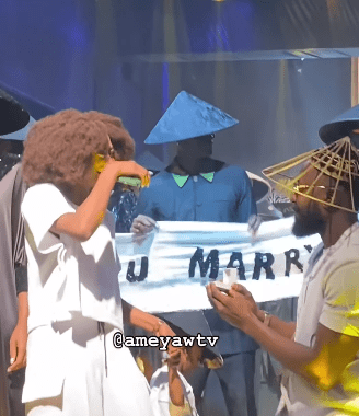 elikem-kumordzi-proposes-to-his-girlfriend-at-emy-africa-showcase
