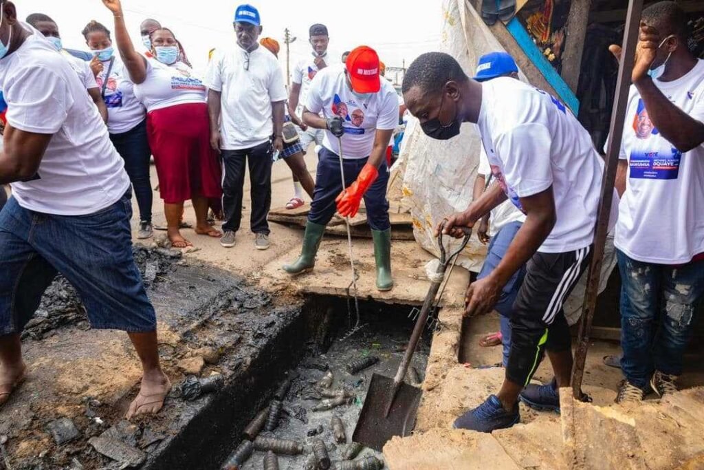mike-oquaye-jnr.-joins-residents-of-dome-kwabenya-in-homowo-clean-up-exercise
