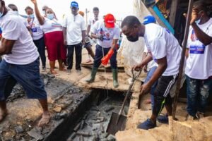 mike-oquaye-jnr.-joins-residents-of-dome-kwabenya-in-homowo-clean-up-exercise