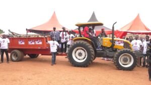 john-mahama-supports-frante-accident-victims-with-a-tractor