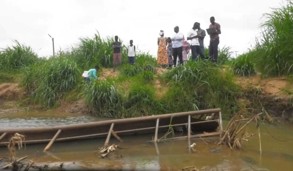 ashanti-region:-metal-bridge-linking-abuakwa-and-dkc-communities-washed-away